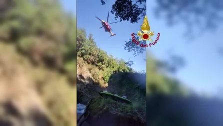 Bimbo di dieci anni rimane incastrato tra le rocce con la sua canoa: salvato