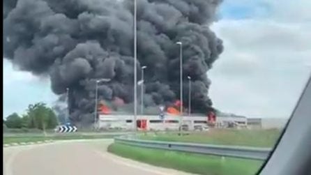 Le immagini del rogo di Cavarzere: le fiamme avvolgono la storica fabbrica della Bottecchia Cicli
