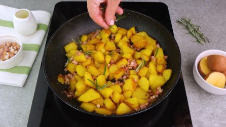 Patate e pancetta in padella: il contorno croccante e pieno di sapore