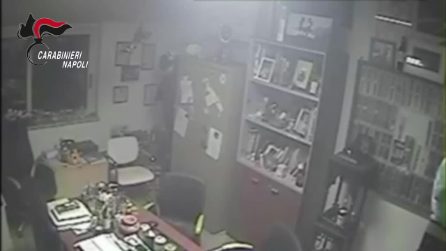 Orologi, monete e banconote: colpo da 335mila euro a Massa Lubrense, le immagini a video