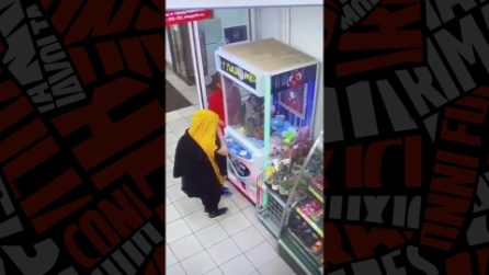 bimbo entra in una macchina acchiappa peluche