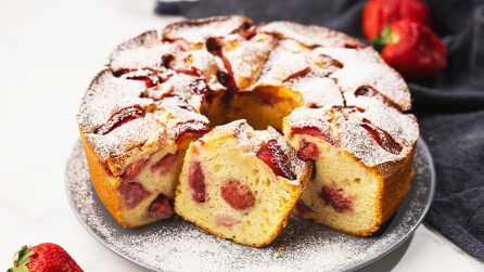 CIAMBELLA SOFFICE ALLE FRAGOLE E YOGURT: ricetta veloce e profumata!