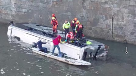 Bus turistico precipita nel Po da un ponte a Torino: morto l’autista del veicolo