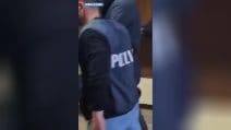 Finti carabinieri aggrediscono 5 giovani in auto: “Dateci sigarette, soldi e droga o vi arrestiamo”