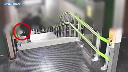 Baby gang semina il panico tra i passeggeri in metro a Milano: il video delle aggressioni