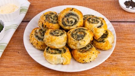 GIRELLE DI PASTA SFOGLIA CON SPINACI: questi rustici andranno a ruba!