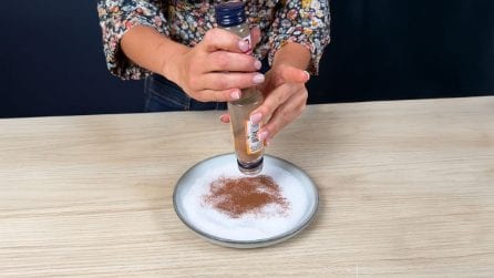 Il trucchetto per far scendere le spezie incastrate nel contenitore