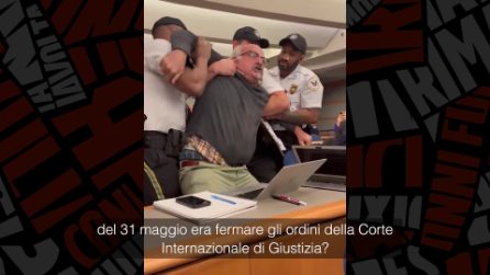 Usa, giornalista portato via di peso contesta Blinken su Gaza: "Criminale, perché non sei all'Aja?"