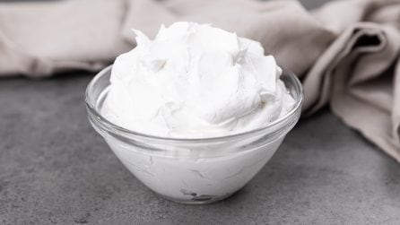 CREMA AL LATTE SENZA UOVA: veloce da fare e perfetta da gustare anche al cucchiaio!