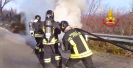In fiamme una Bianchina nell'Avellinese, salvo il 74enne alla guida