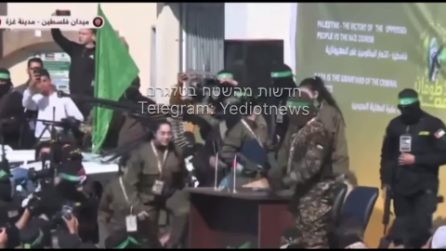 Libere quattro soldatesse israeliane: salgono sul palco con regalo-souvenir di Hamas