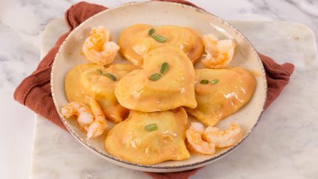 RAVIOLI A CUORE CON GAMBERI E PATATE SU CREMA ROSA: Un primo romantico e delicato! ❤️🍤