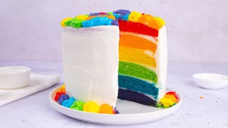 La TORTA ARCOBALENO soffice e cremosa che incanta tutti!