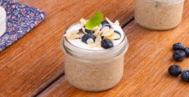OVERNIGHT OATS with rice milk and blueberries: the healthy recipe for your breakfast!