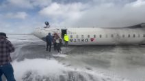 Toronto, incidente durante l'atterraggio per un volo Delta Airlines: diversi feriti