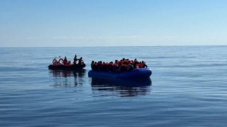 L'ultimo soccorso della nave Open Arms: salvati 52 migranti, tra cui una donna incinta di 8 mesi