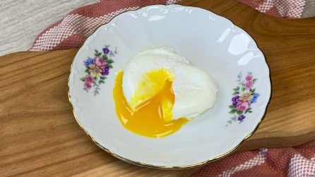 Uovo in camicia pronto in 2 minuti: il trucchetto dello chef!