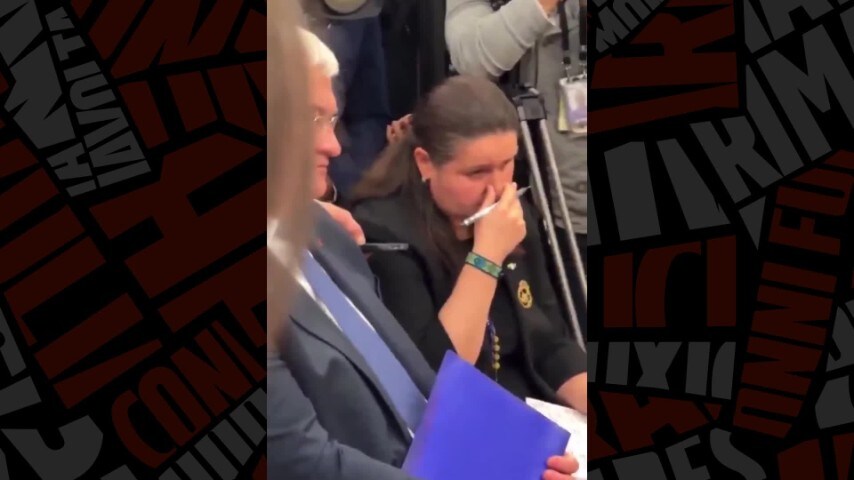 L'ambasciatrice ucraina negli Usa si mette le mani nei capelli durante la lite tra Trump e Zelensky