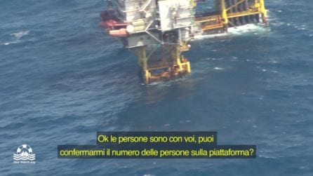 Migranti bloccati su piattaforma petrolifera, il dialogo via radio di Sea Watch: "Come stanno?"
