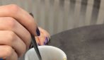 Perché la tazzina del caffè è sempre BOLLENTE? Ecco la curiosa spiegazione