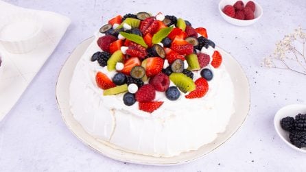 Pavlova con crema e frutti di bosco: un'esplosione di gusto!