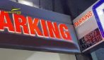 Pagano il garage, ma l'auto viene parcheggiata in strada abusivamente: multate 76 autorimesse a Napoli