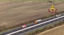 Camion tampona autocisterna carica di Gpl in A4: autostrada chiusa per ore
