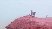 Le impressionanti cascate rosso sangue sull'isola di Hormuz in Iran