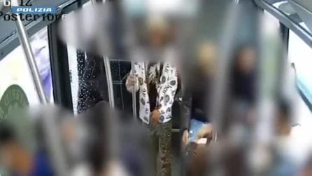 Cinque ragazzi sul bus a Milano accerchiano e picchiano una donna di 70 anni