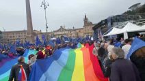 A Roma piazza piena per l'Europa, bandiere della pace dell'Ue: l'inizio della manifestazione