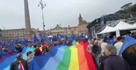 A Roma piazza piena per l'Europa, bandiere della pace dell'Ue: l'inizio della manifestazione