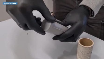 Nasconde 25 involucri di cocaina in una spazzola adesiva, arrestato un 24enne: il video