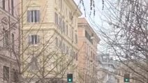 Maratona di Roma, ambulanza con sirene accese bloccata dagli atleti in gara deve cambiare strada