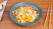 Rice spaghetti with meat and vegetables: the Japanese dish full of flavour!