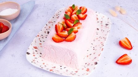 Come preparare un SEMIFREDDO ALLE FRAGOLE cremoso e delizioso!