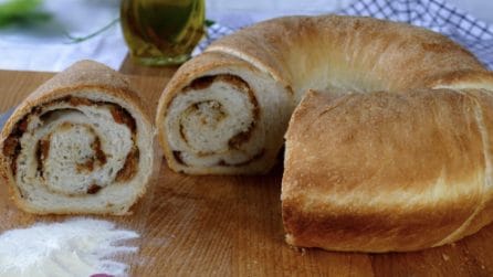 Tortano con i cicoli: la ricetta del rustico saporito