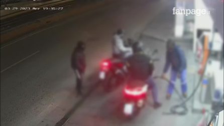 Reagisce alla rapina, criminali gli sparano alle gambe: grave ingegnere a Napoli