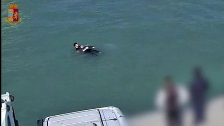 Rimini, poliziotto si tuffa e salva donna in acqua