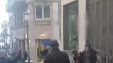 Salerno, donna azzannata da un cane mentre porta a spasso il suo cucciolo