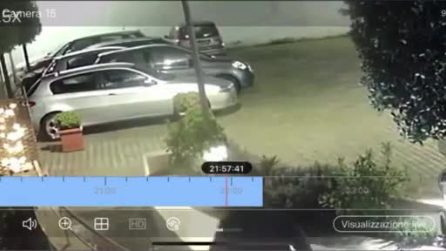 Spaccia una banconota da 100 euro falsa, poi prova a investire la vittima che lo aveva scoperto