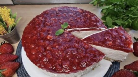 Cheesecake alle fragole: la ricetta del dolce fresco senza cottura