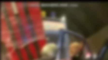 In moto con la bara anti-Milan: il poliziotto reagisce con fermezza