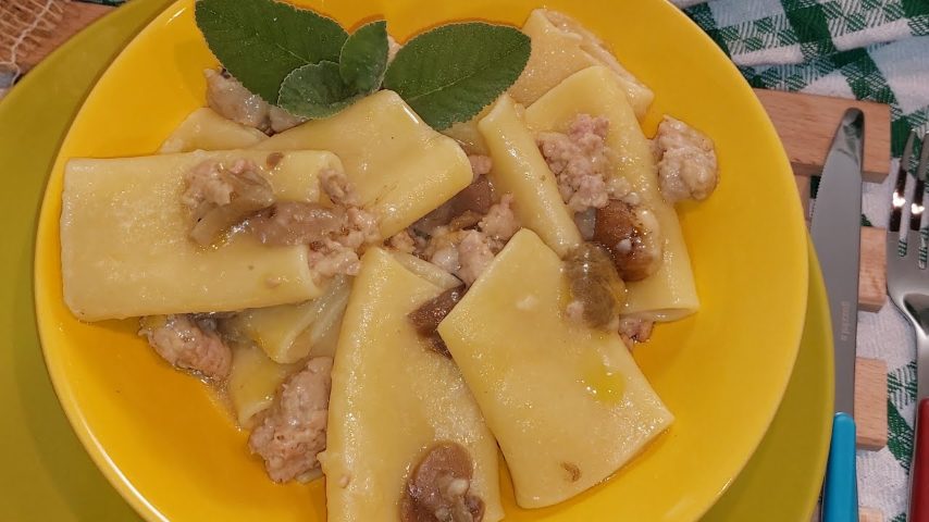 Paccheri funghi e salsiccia: la ricetta del primo piatto semplice e ...