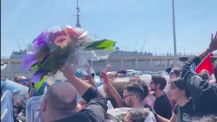 Napoli, manifestanti contestano il ministro Piantedosi: cariche della polizia