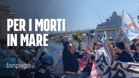 Minniti e Piantedosi a Napoli, scontri con la polizia al forum della Regione Campania