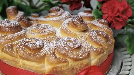 Torta alle rose: la ricetta del dessert soffice per le feste