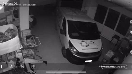 Furto in un magazzino nel Napoletano: rubate attrezzature per migliaia di euro