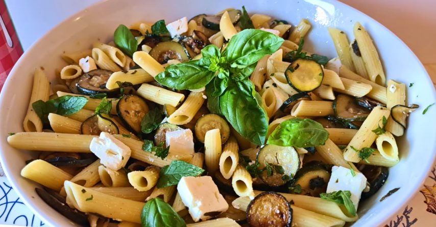 Pasta fredda con zucchine e feta: la ricetta del primo piatto fresco e ...