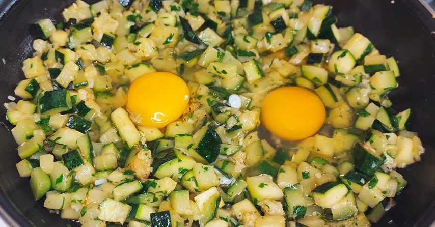 Zucchine e uova in padella: la ricetta sfiziosa e saporita