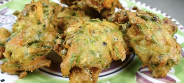 Frittelle di zucchine e fiori di zucca: la ricetta semplice e sfiziosa
